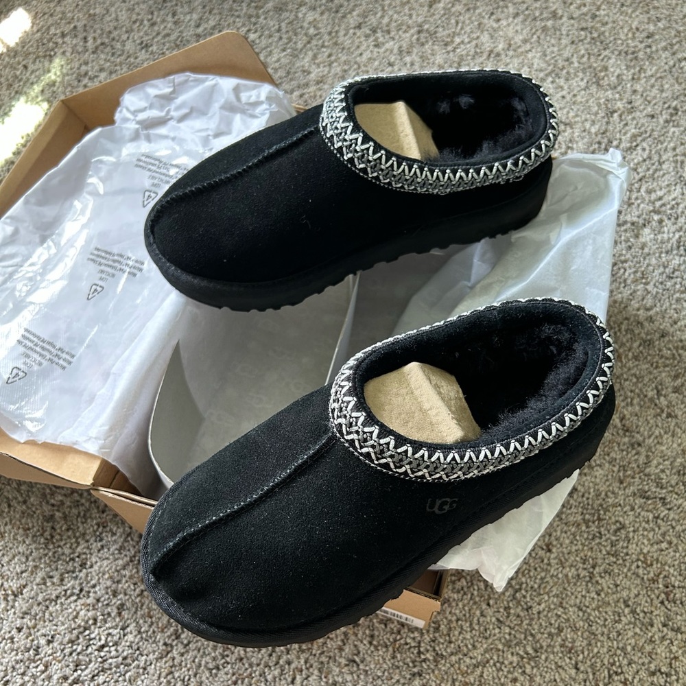 New In Box Ugg Tasman - Black - Size 7